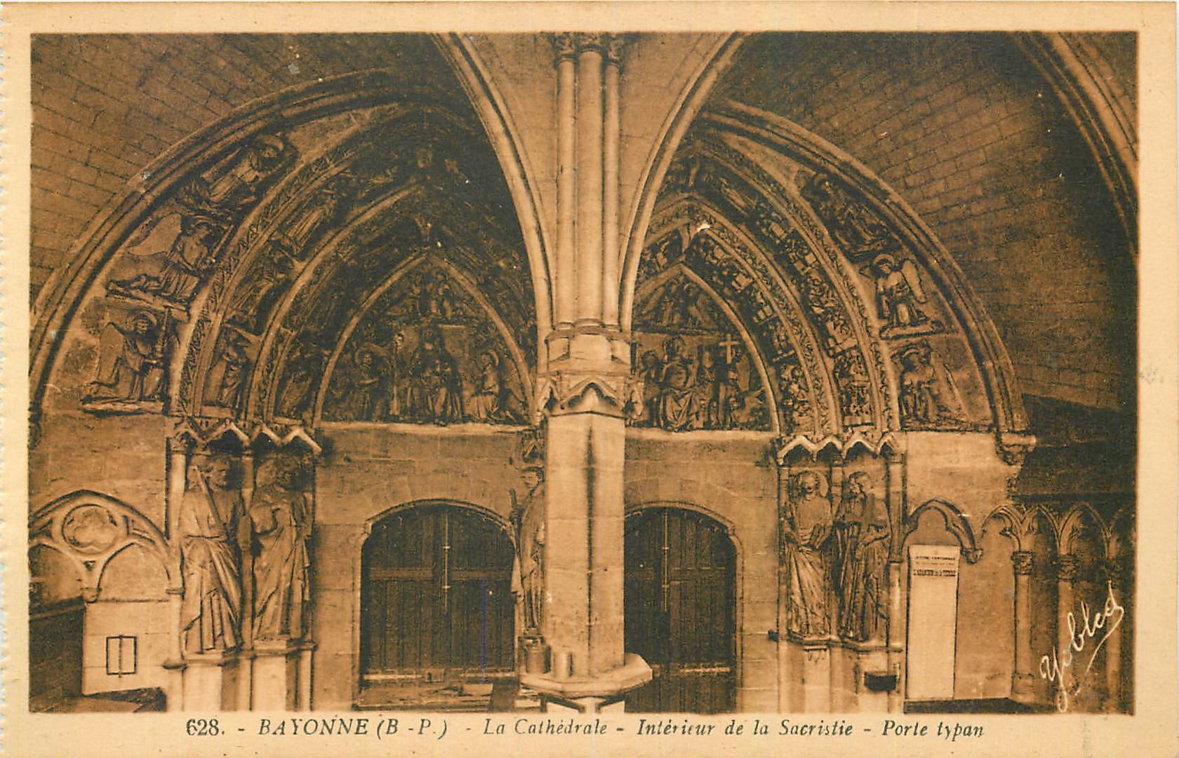 CPA Bayonne B P La Cathedrale Interieur de la Sacristie Porte typan 