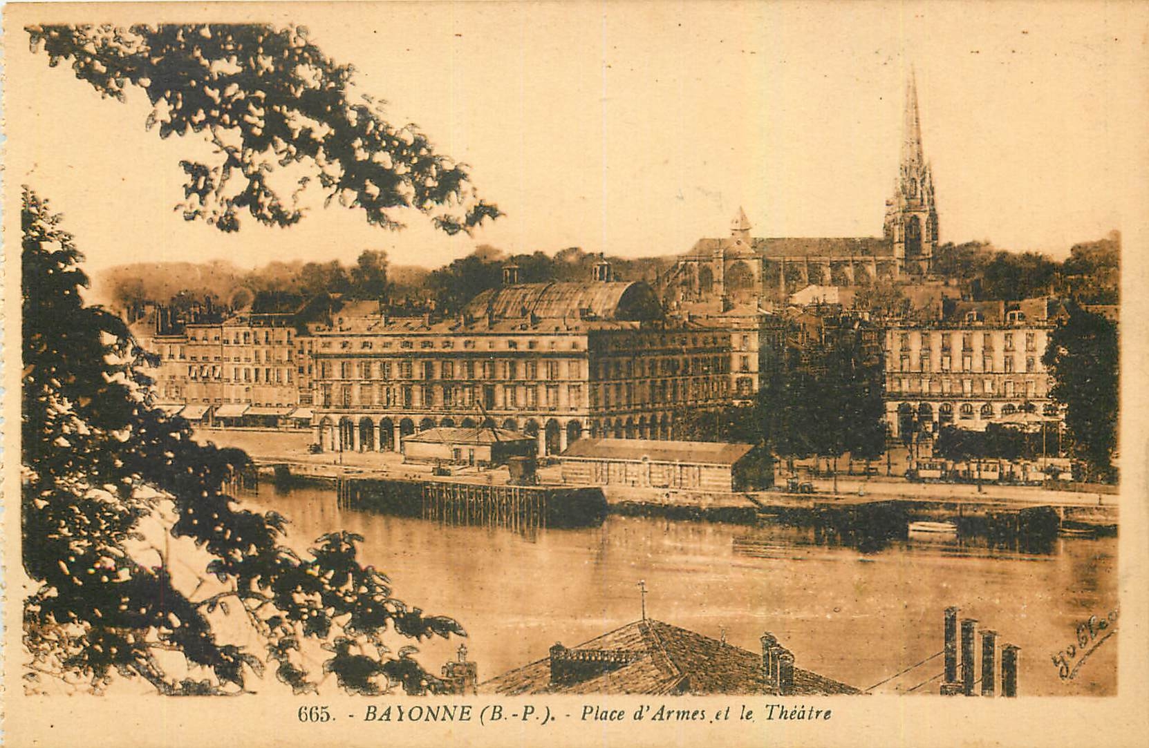 Bayonne (B.-P.) - Place d'Armes et le Théâtre — Phototypie Marcel Delboy, 39 Rue de la Roseucule, Bordeaux