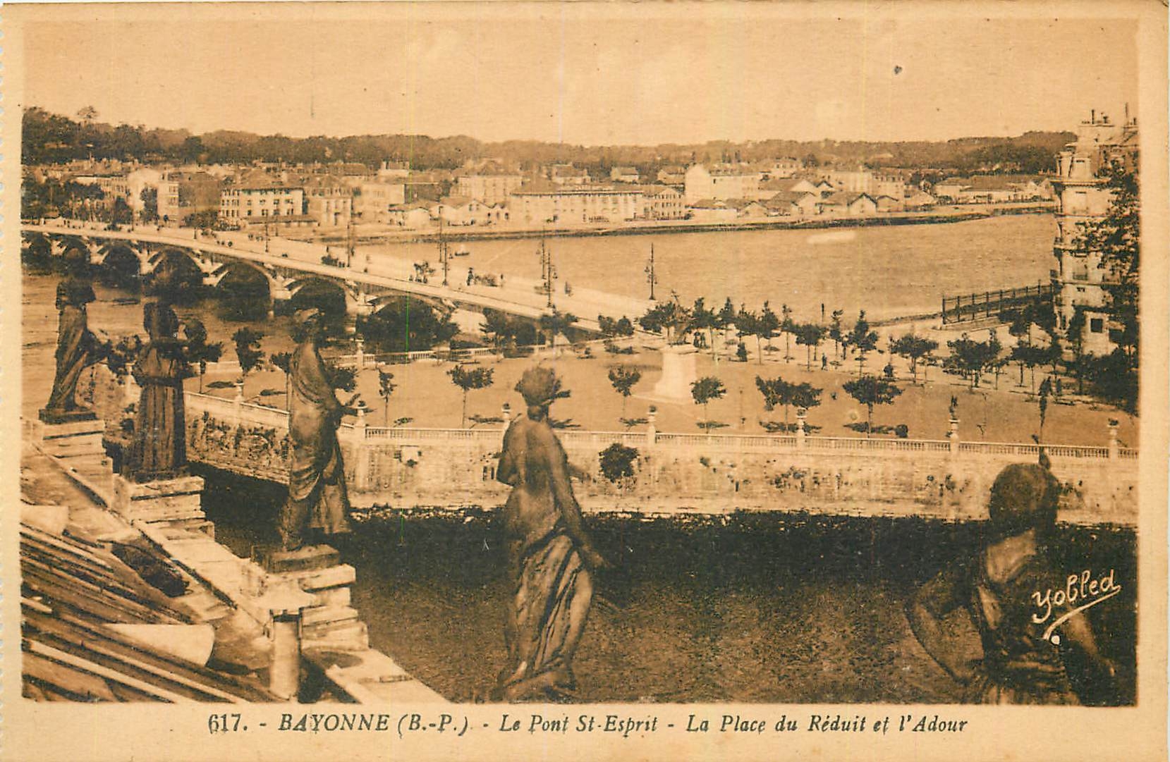 CPA Bayonne B P Le Pont St Esprit La Place du Reduit et l'Adour 