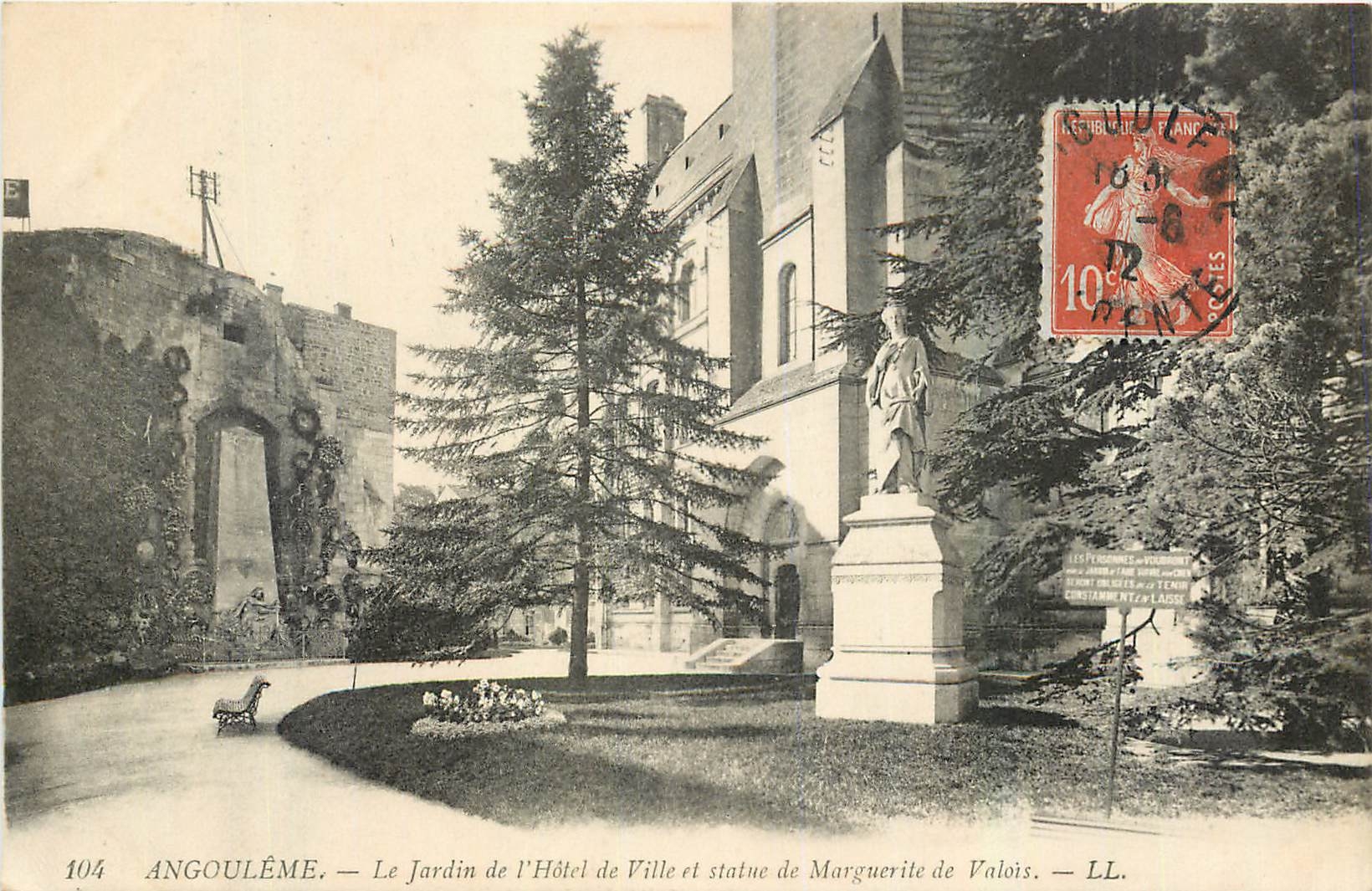 Angoulême — Le Jardin de l'Hôtel de Ville et statue de Marguerite de Valois — LL. n°104