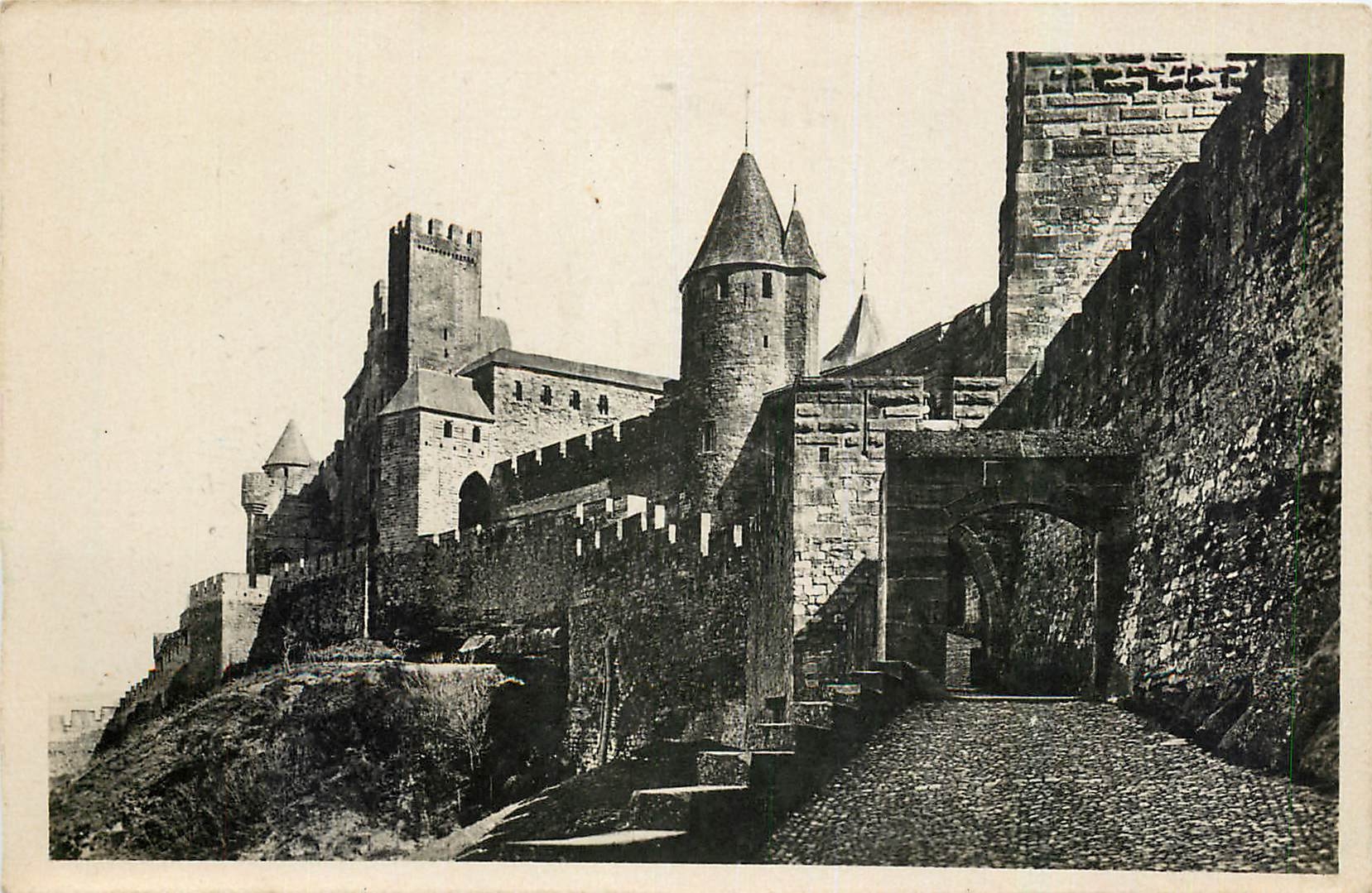 CPA La Cite de Carcassonne La Porte d'Aude 