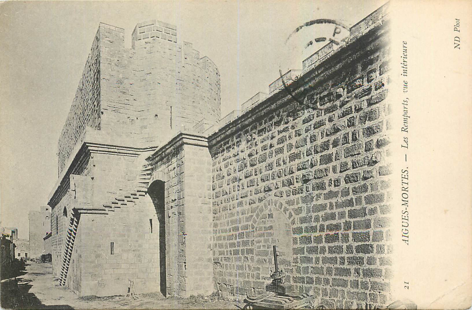 CPA Aigues Mortes Gard Les remparts vue interieure 