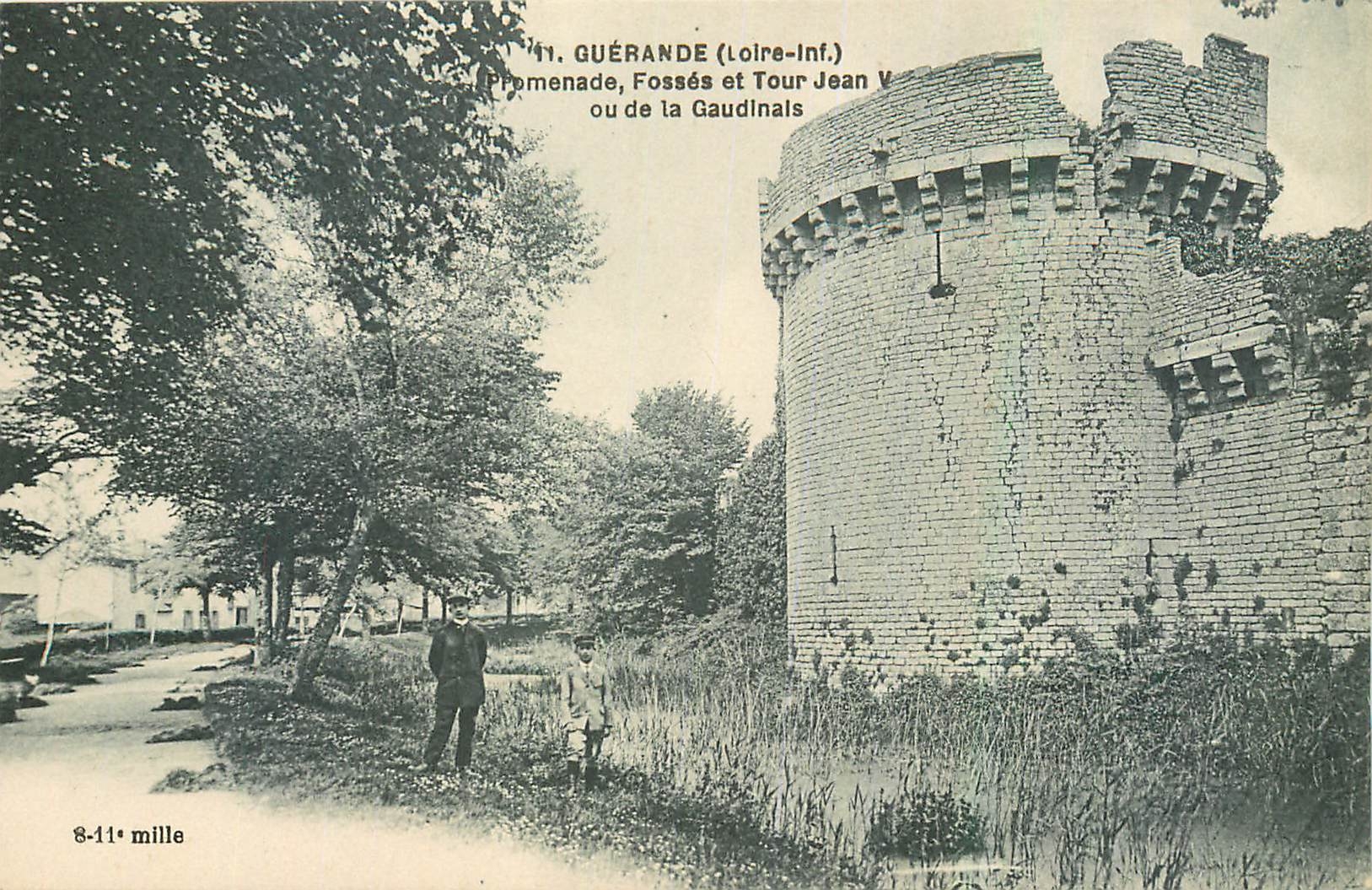 CPA Guerande Loire Inf Promenade Fosses et Tour Jean V ou de la Gaudinais 