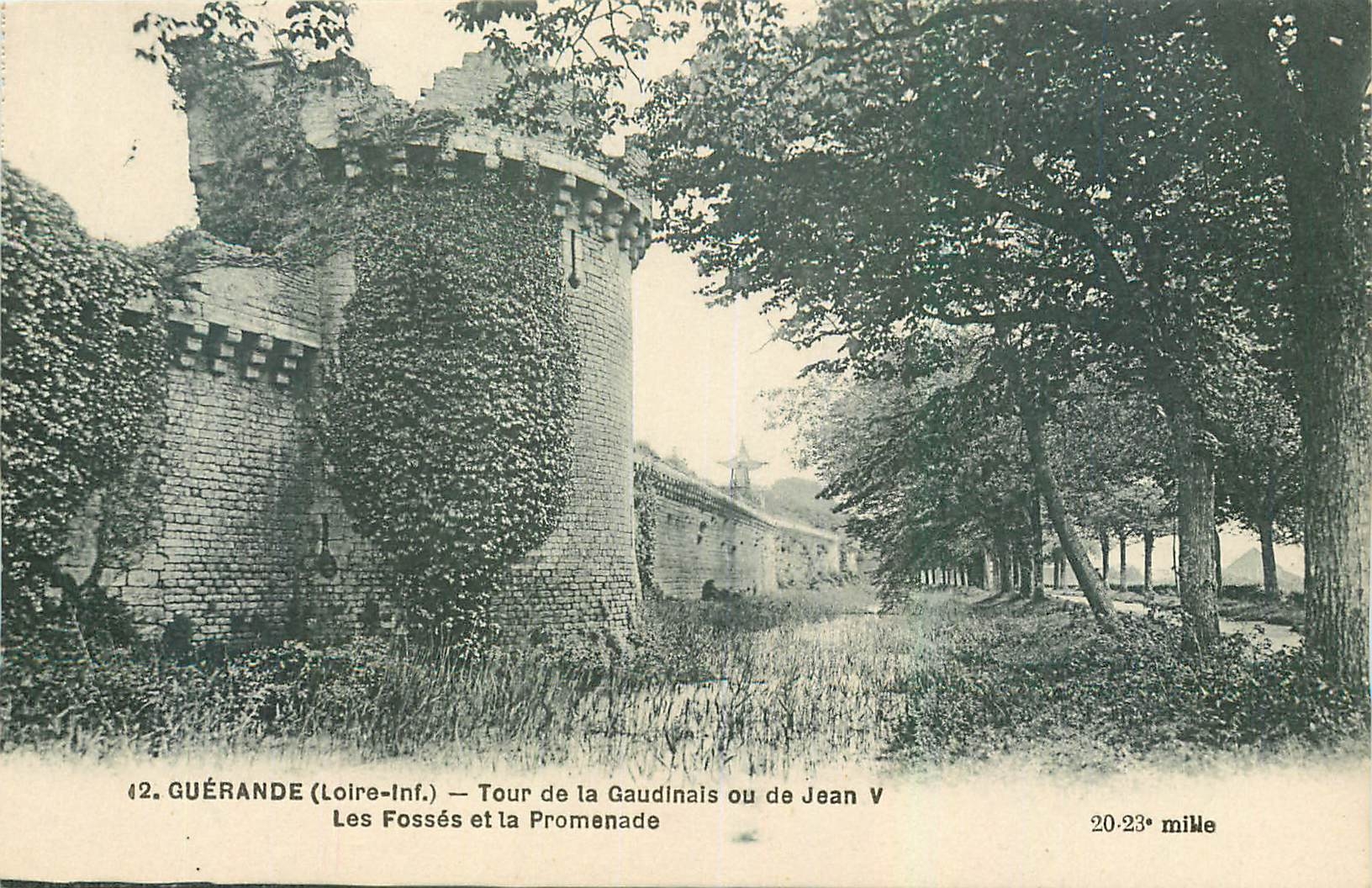 CPA Guerande Loire Inf Tour de la Gaudinais ou de Jean V Les Fosses et la Promenade 
