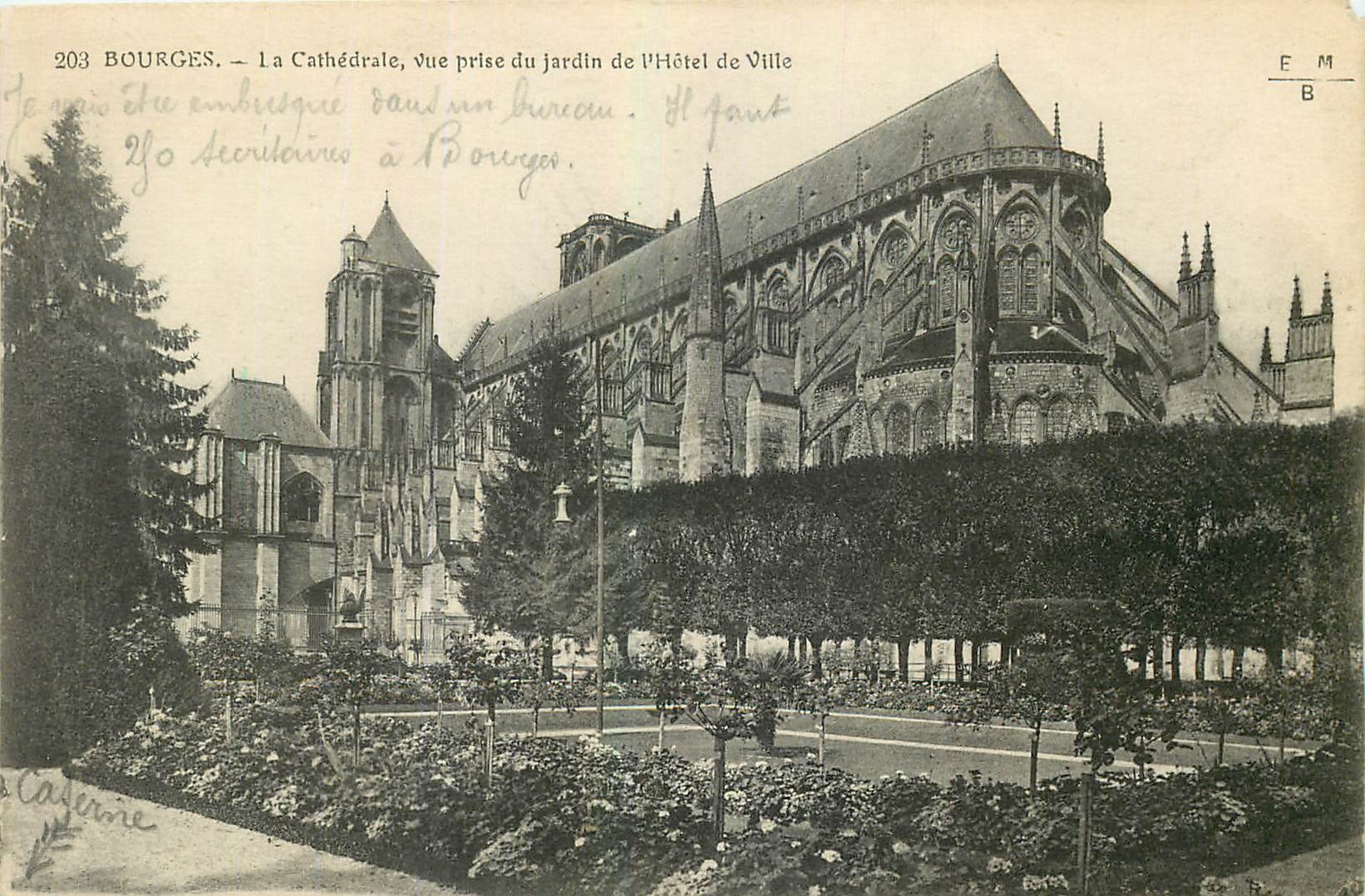CPA Bourges La Cathedrale vue prise du jardin de l'Hotel de Ville 