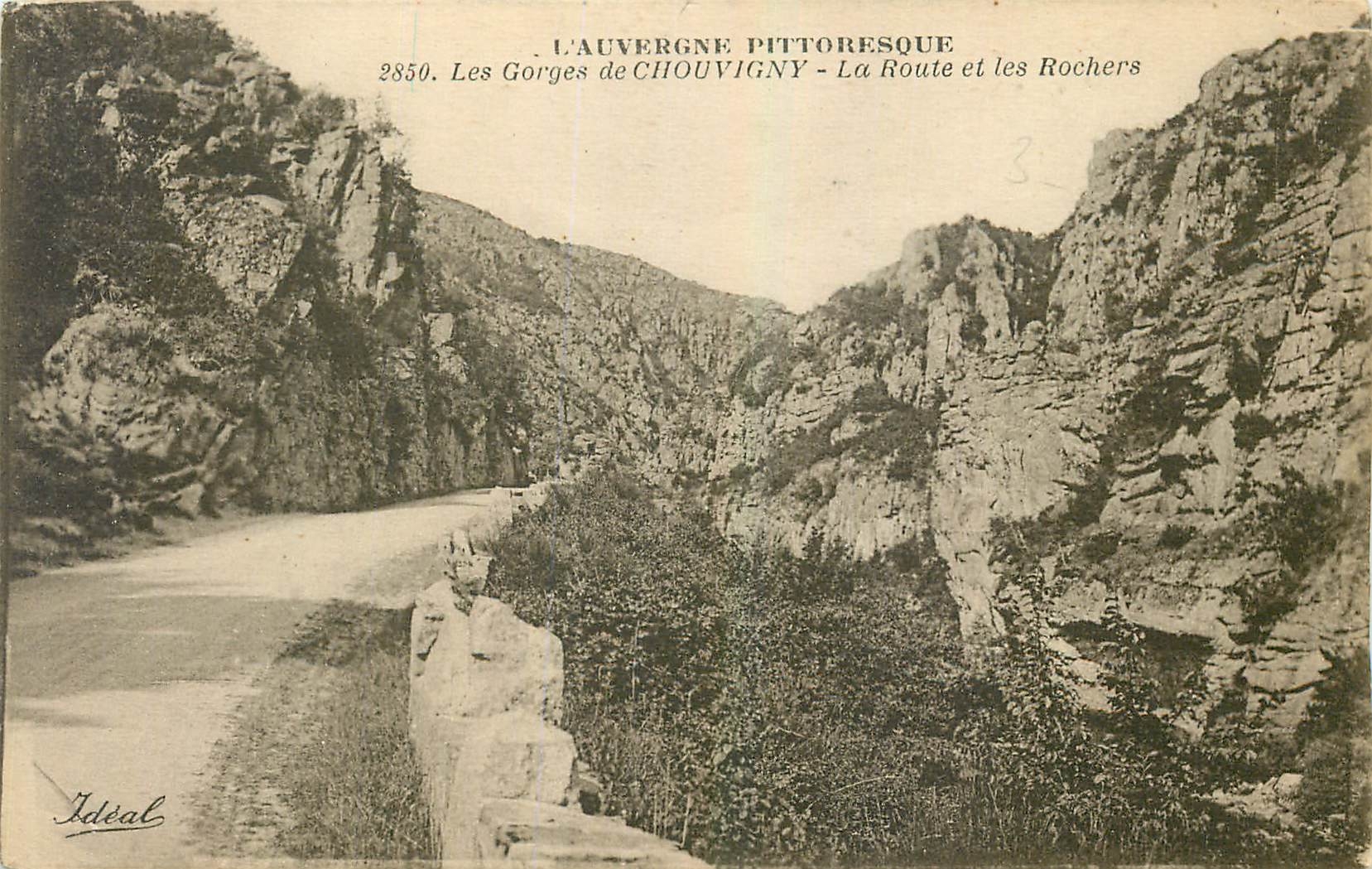 CPA l'Auvergne Pittoresque Les Gorges de Chouvigny La Route et les Rochers 
