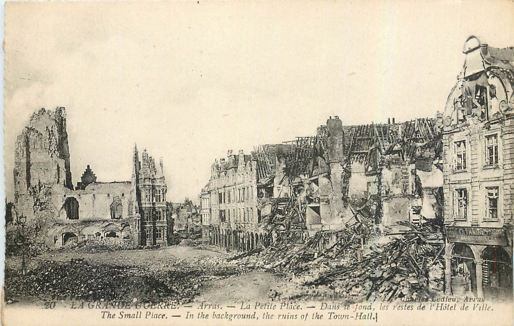 CPA La Grande Guerre Arras La Petite Place Dans le fond les restes de l'hotel de ville Militaria