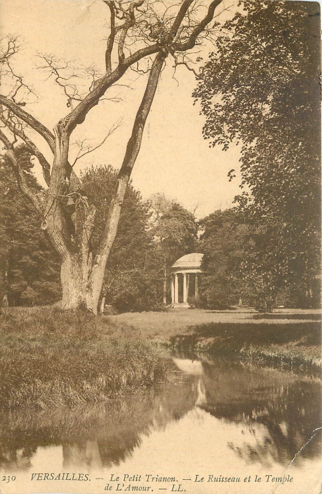CPA Versailles Le Petit Trianon Le Ruiseau et le Temple de l'Amour 
