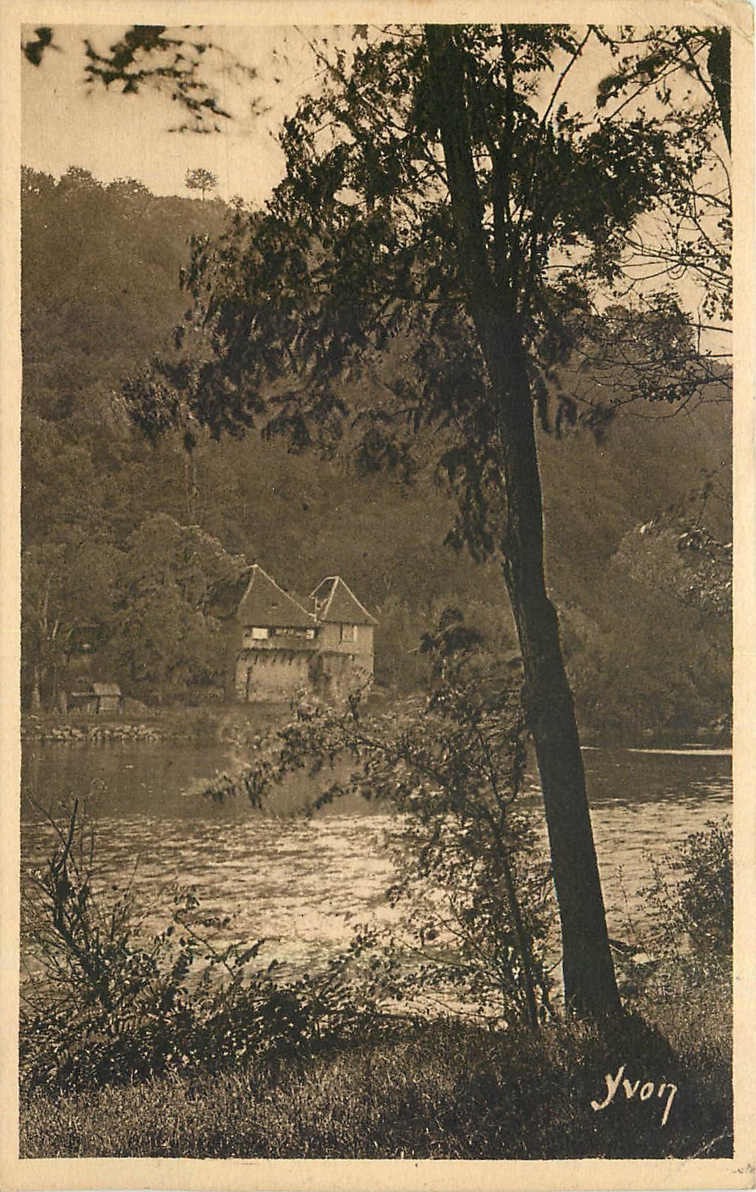 CPA La Douce France La Region du Limousin Les Rives de la Dordogne 