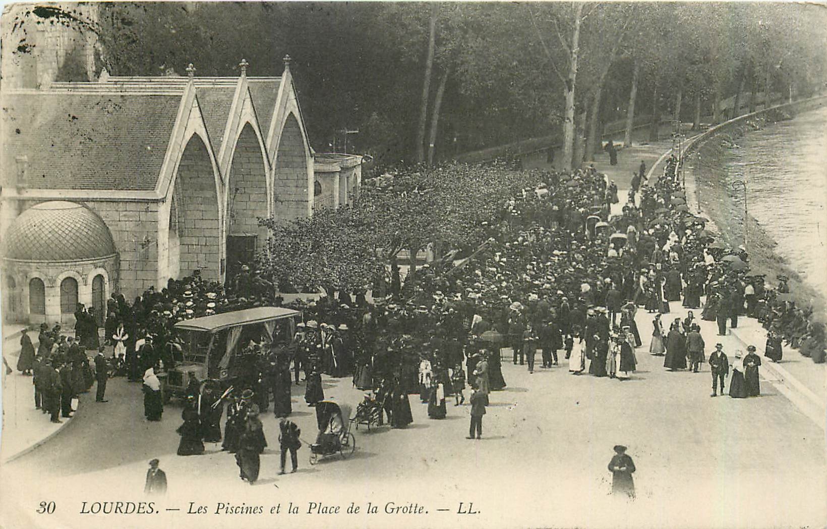 CPA Lourdes Les Piscines et la Place de la Grotte 