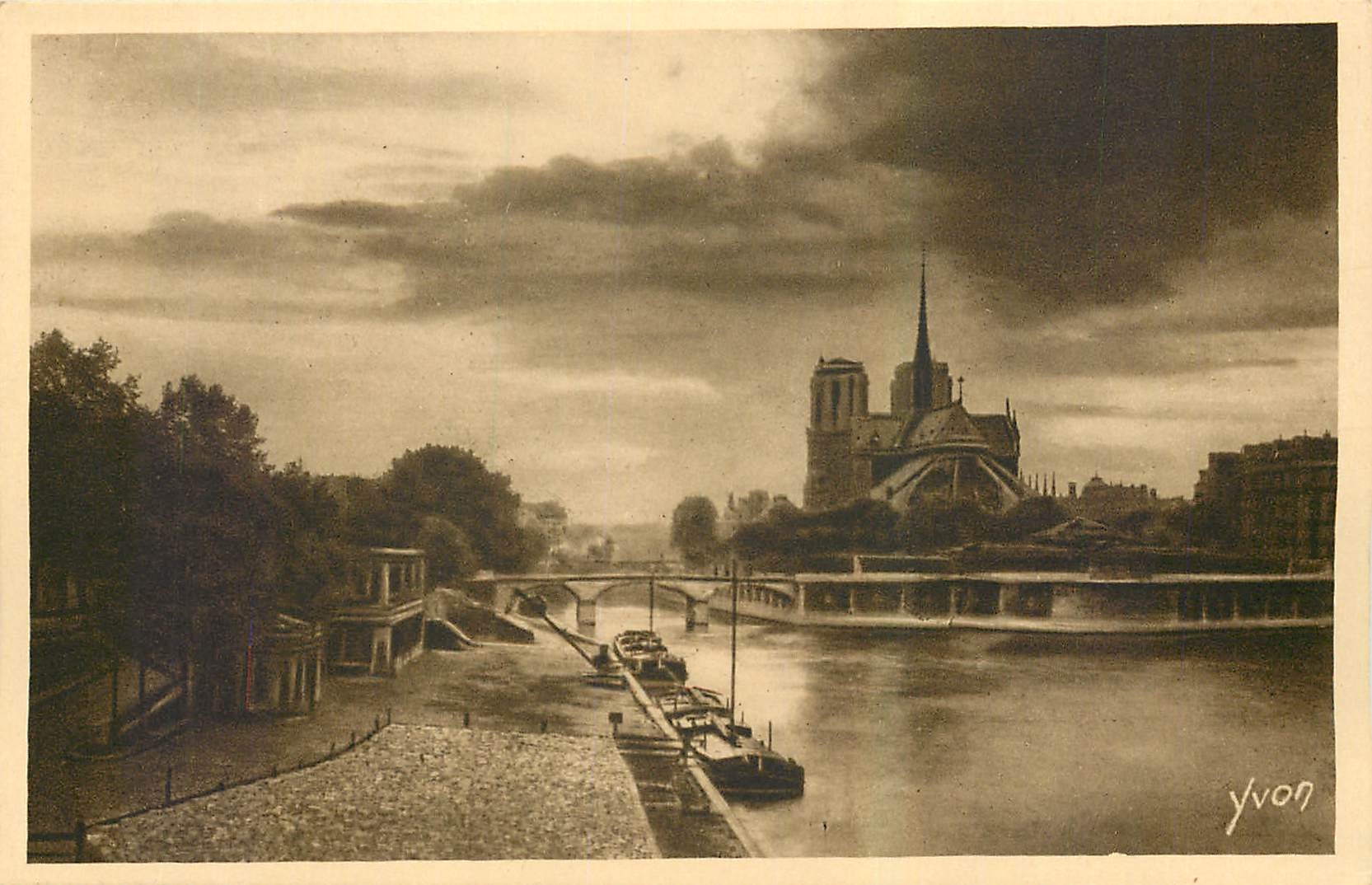 CPA Paris Crepuscule sur Notre Dame 