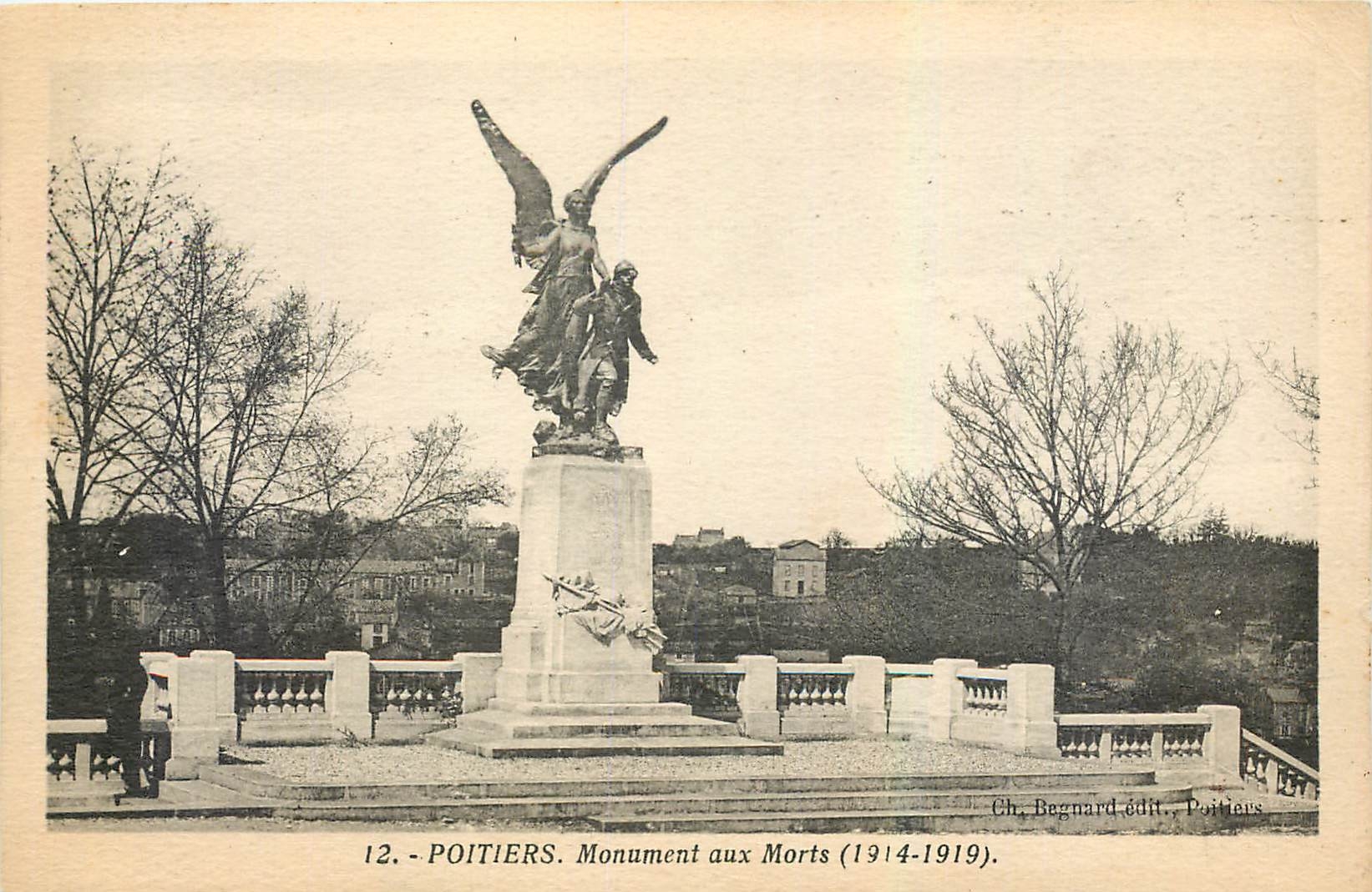 CPA Poitiers Monument aux Morts 