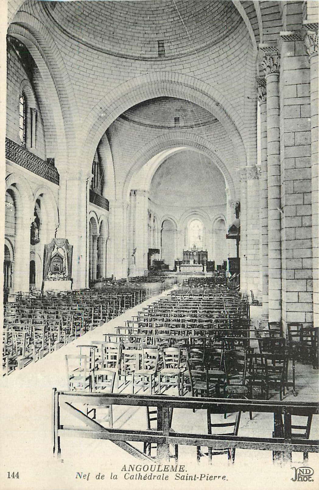 CPA Angouleme Nef de la Cathedrale Saint Pierre 