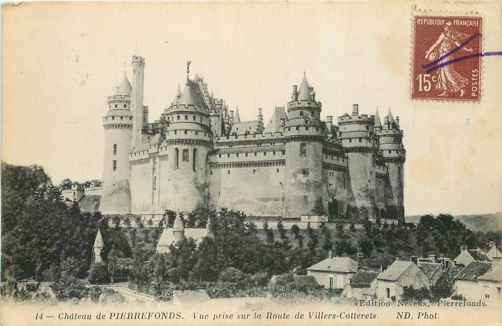 CPA Chateau de Pierrefonds Vue prise sur la Route de Villers Cotterets 