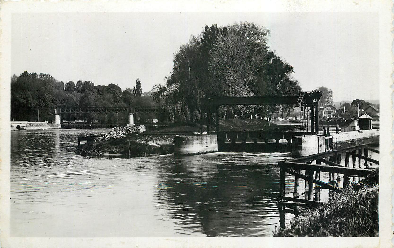 CPA Pontoise Le Barrage et les Perthuis 