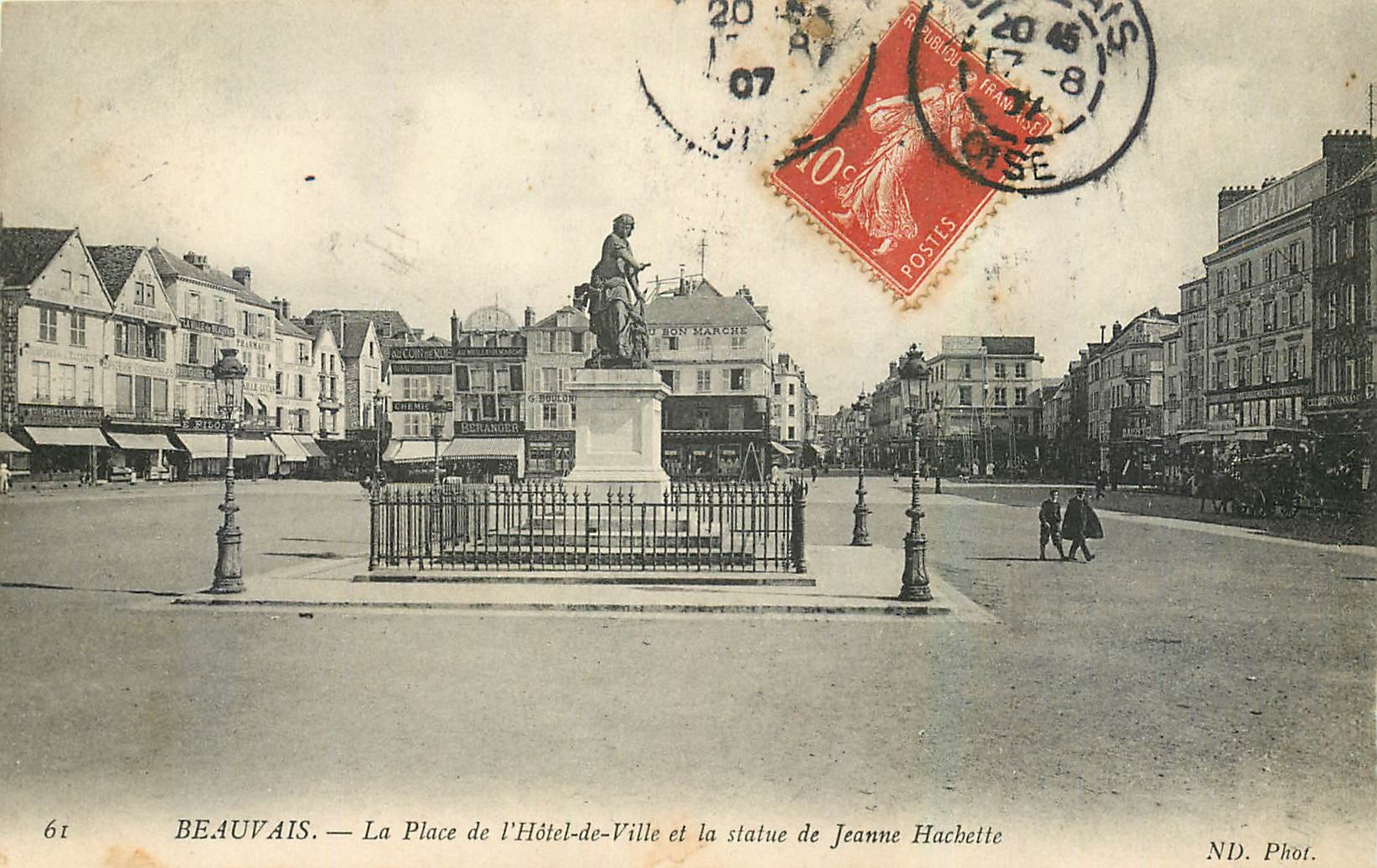 Beauvais — La Place de l'Hôtel-de-Ville et la statue de Jeanne Hachette — ND. Phot.