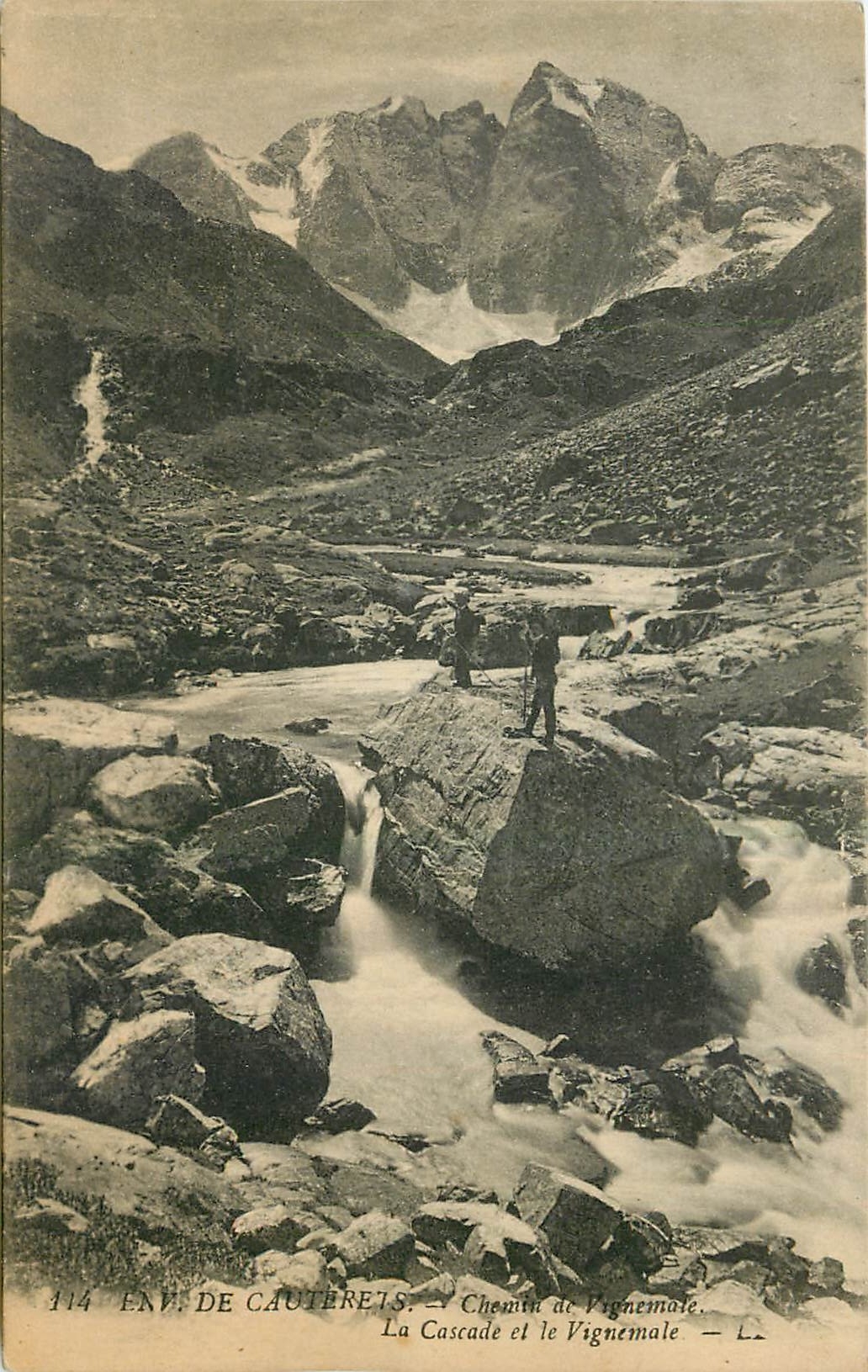 CPA Env de Cauterets Chemin de Vigemale La Cascade et le Vigemale 