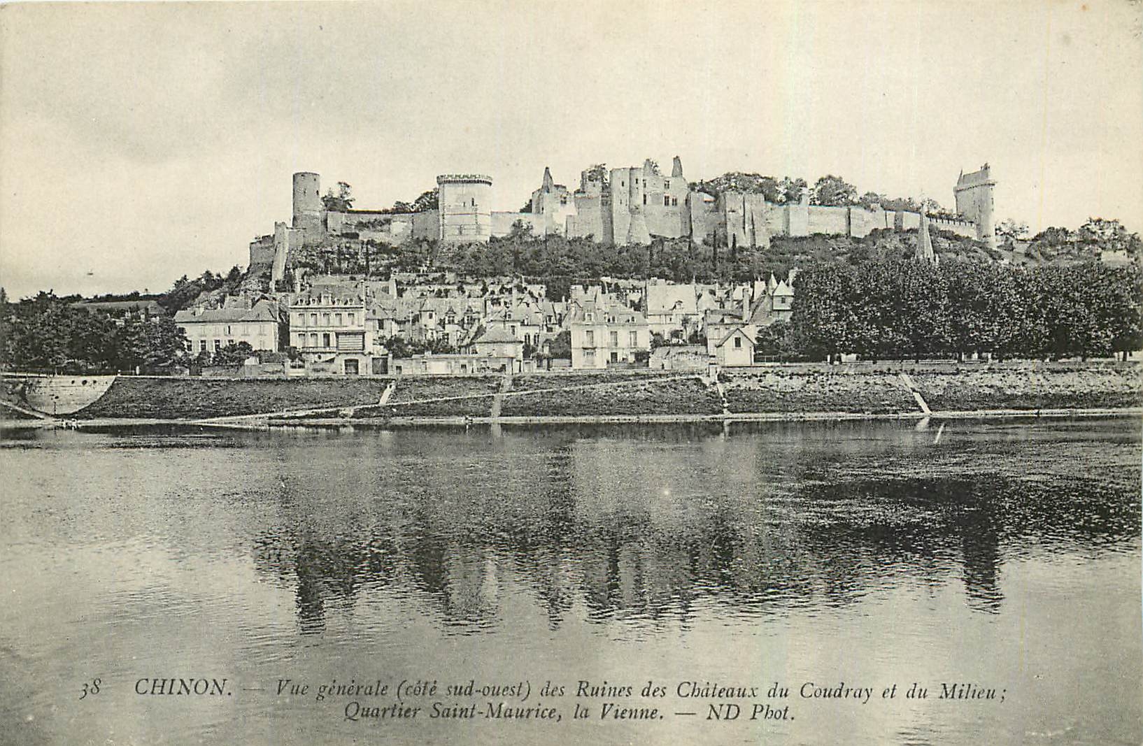 CPA Chinon Vue generale cote sud ouest des Ruines des Chateaux du Coudray et du Milieu Quartier Sain