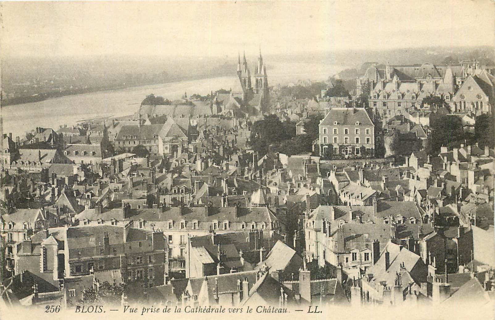 Blois — Vue prise de la Cathédrale vers le Château — LL. n° 256