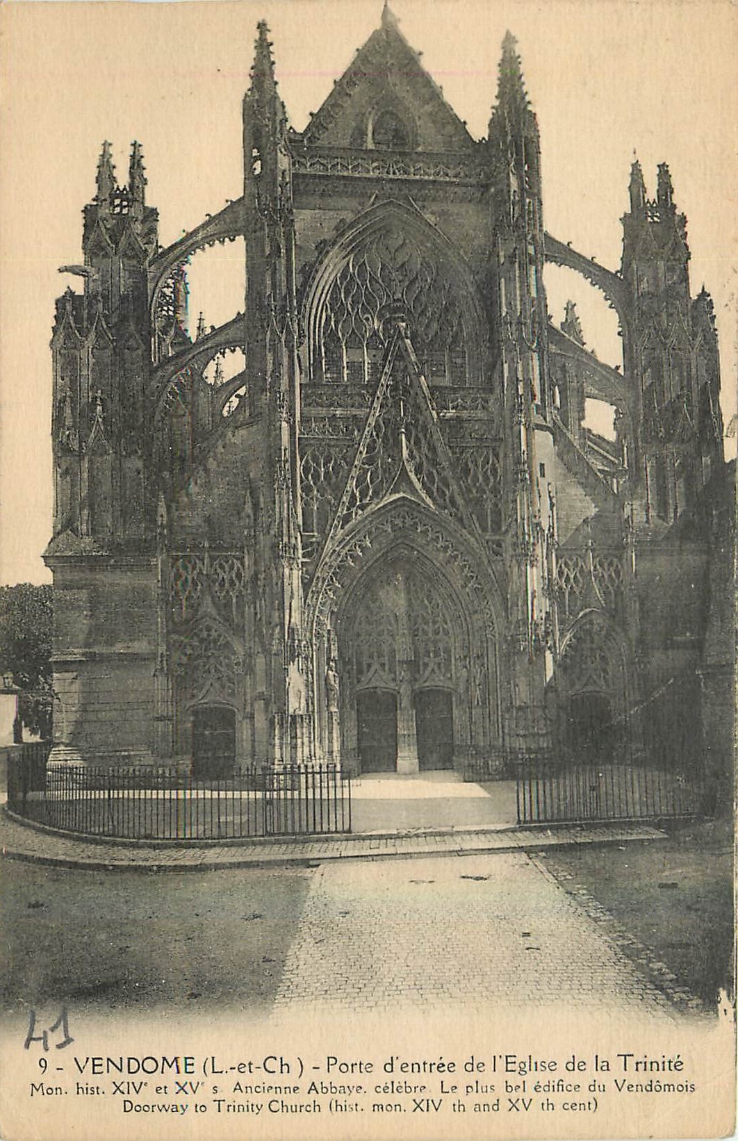 CPA Vendome L et Ch Porte d'entree de l'Eglise de la Trinite 