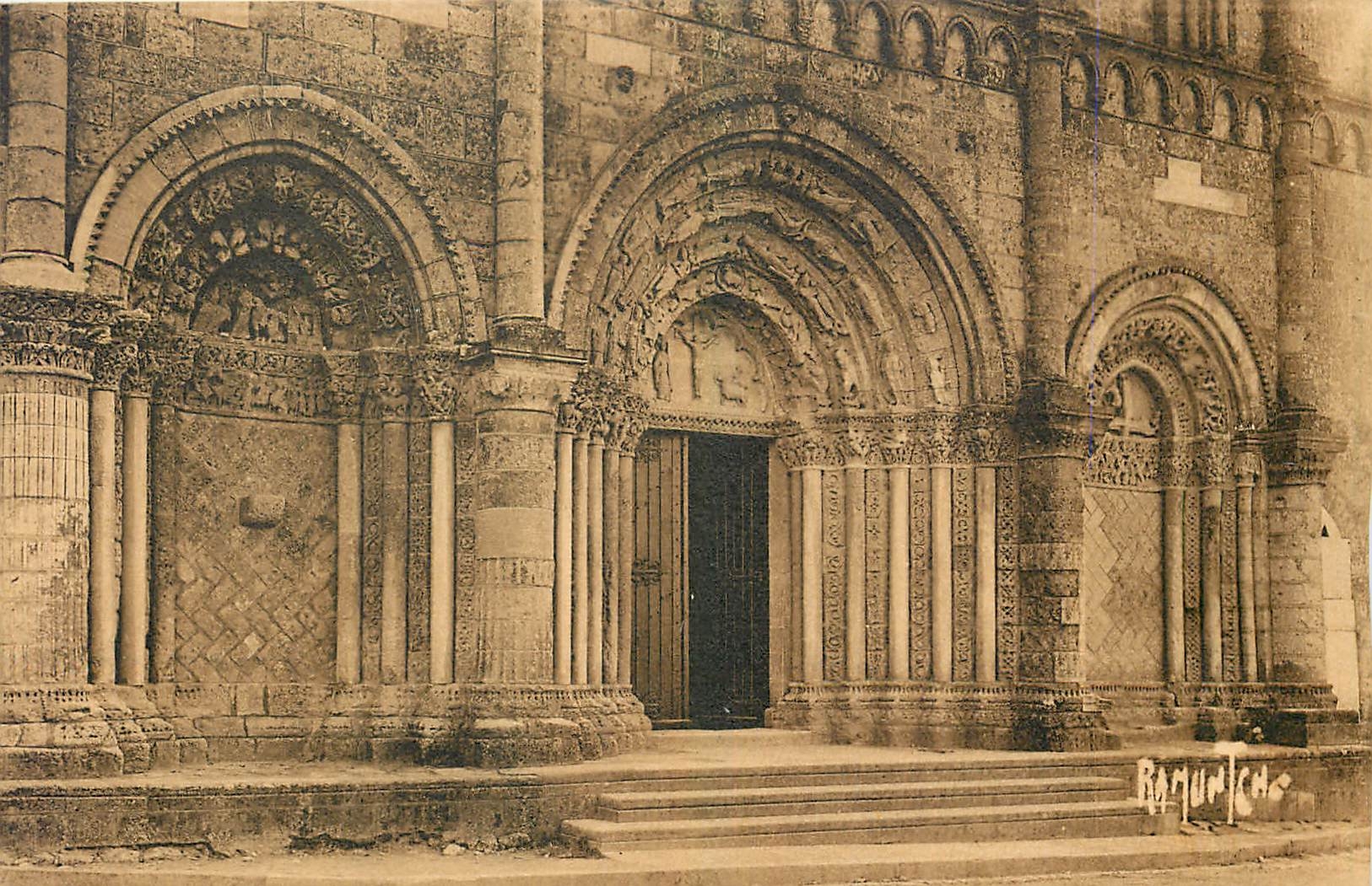 CPA l'Aunis et Saintonge Facade de l'Eglise romane de Pont l'Abbe d'Arnoult 