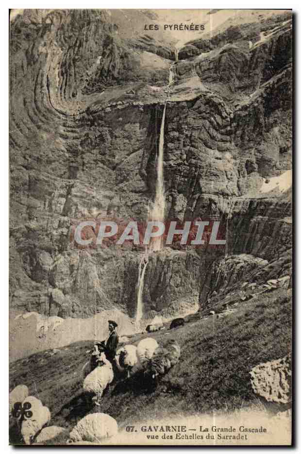CPA Gavarnie La grande cascade vue des echelles du Sarradet (moutons)