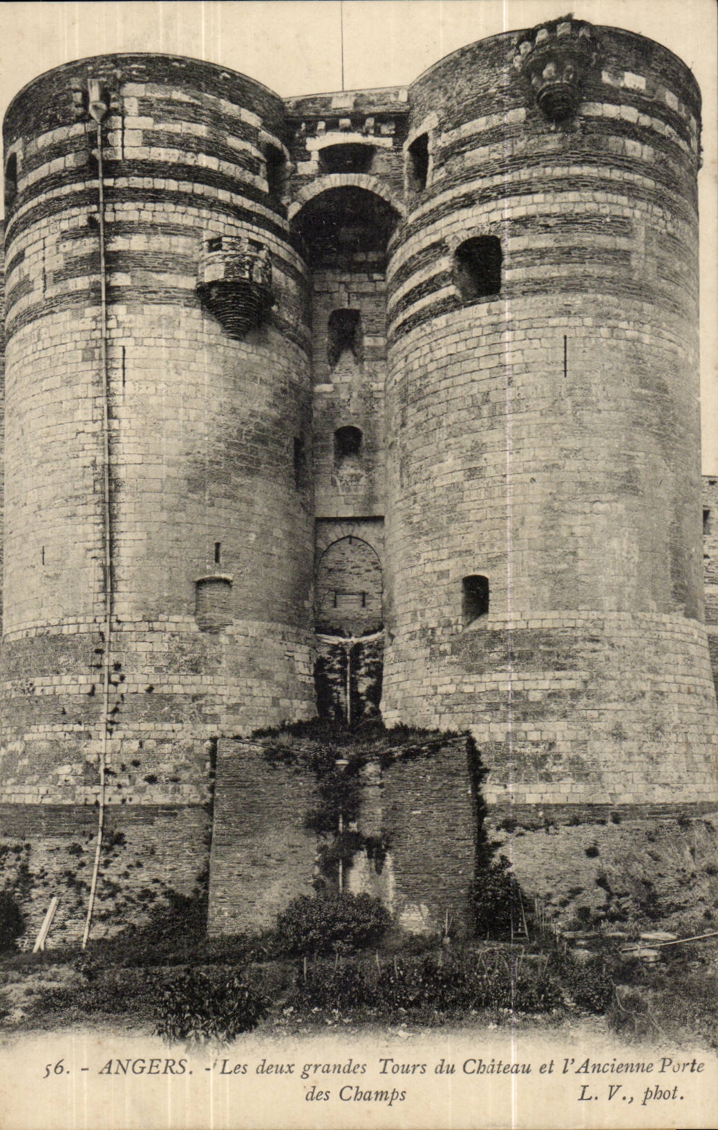 Angers CPA Le chateau Les deux grandes tours du chateau et l'ancienne porte des champs