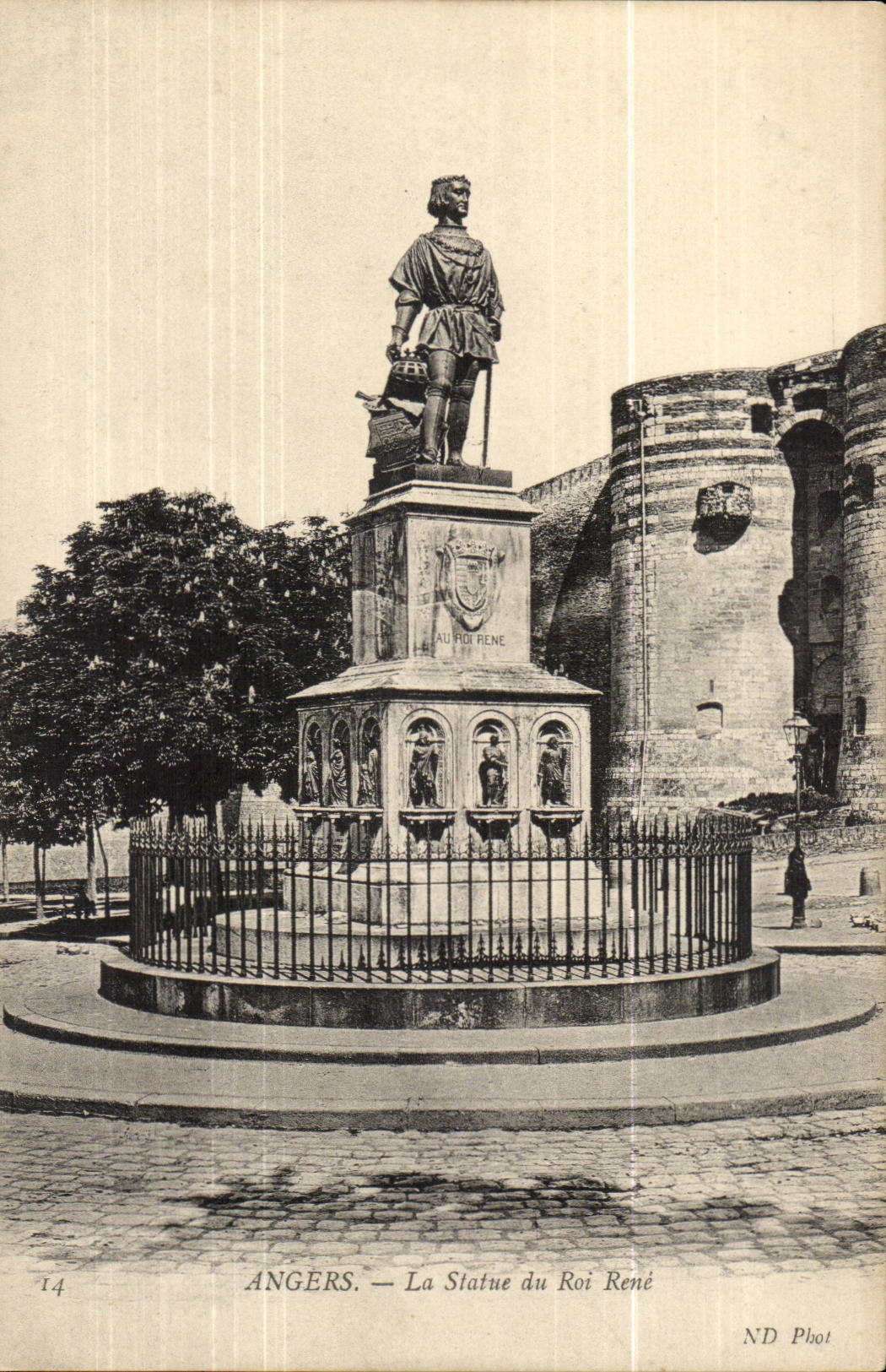 Angers CPA Le chateau La statue du roi Rene
