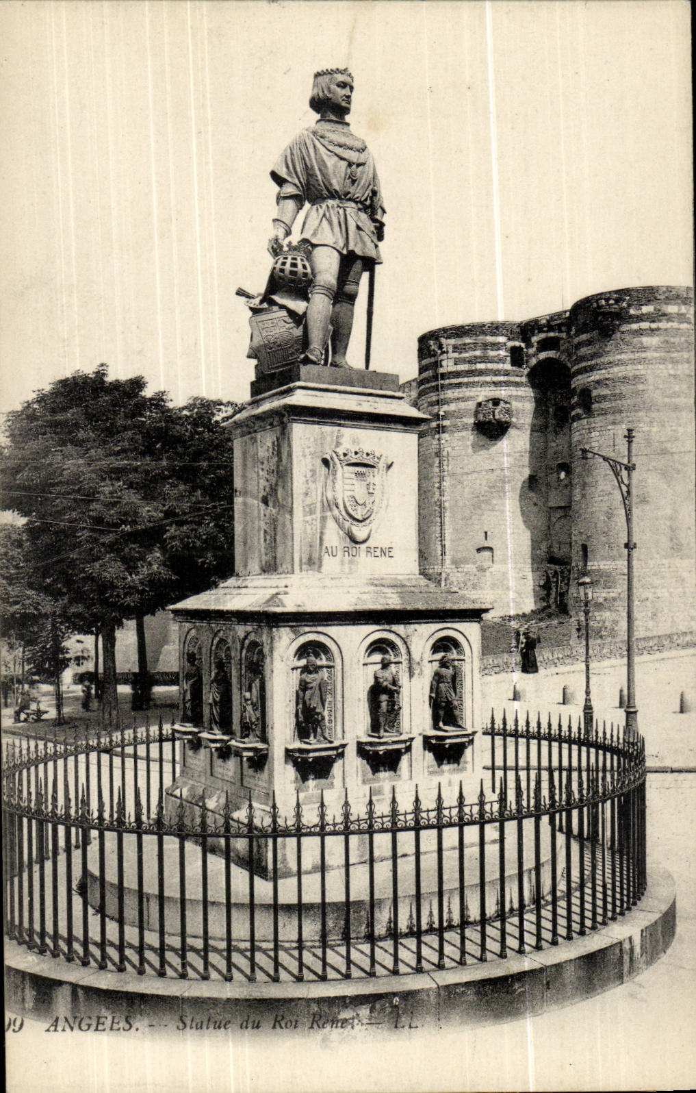 Angers CPA Le chateau Statue du Roi Rene 