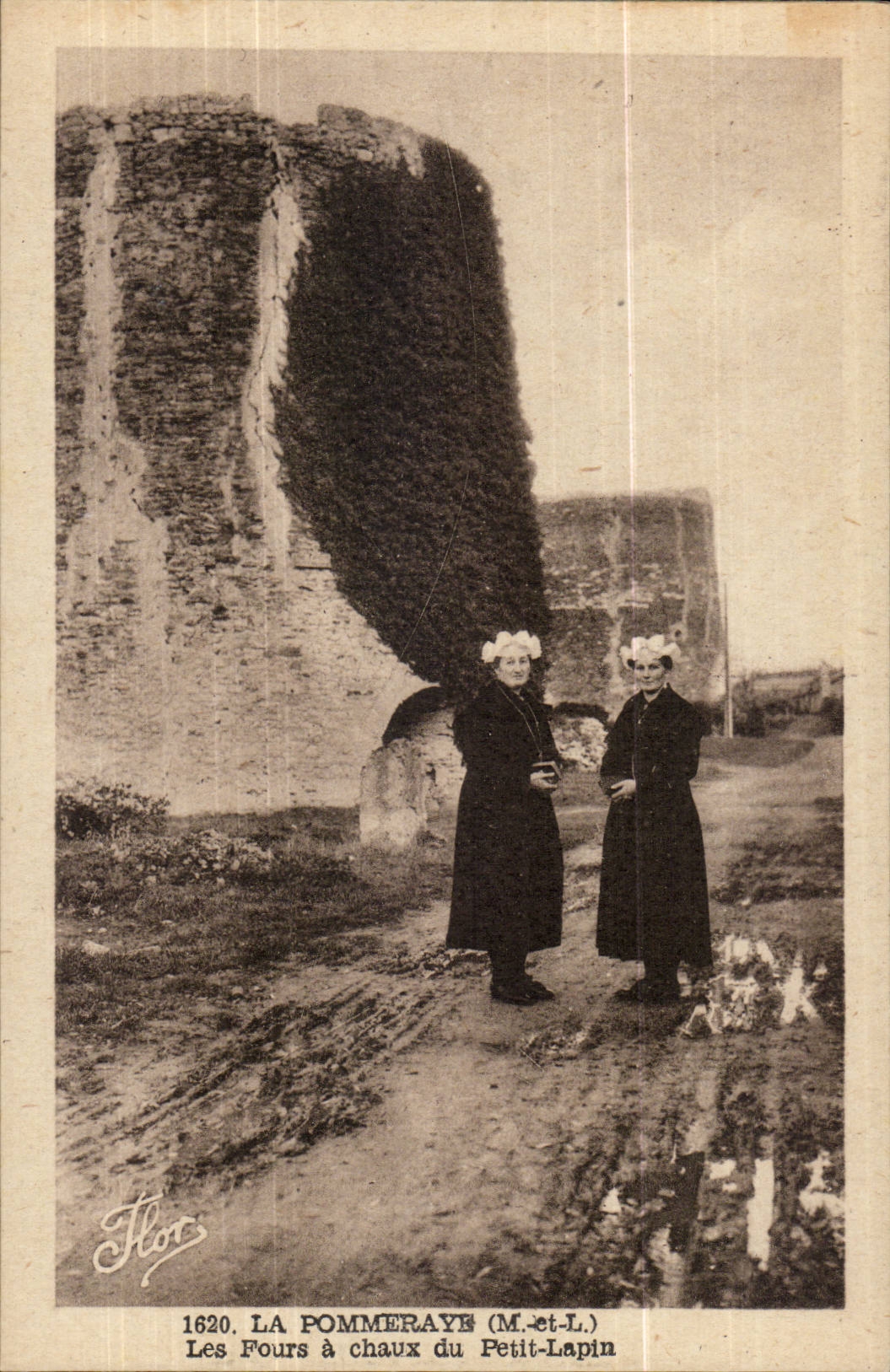 La Pommeraye CPA Les fours a chaux du petit lapin (folklore coiffes)