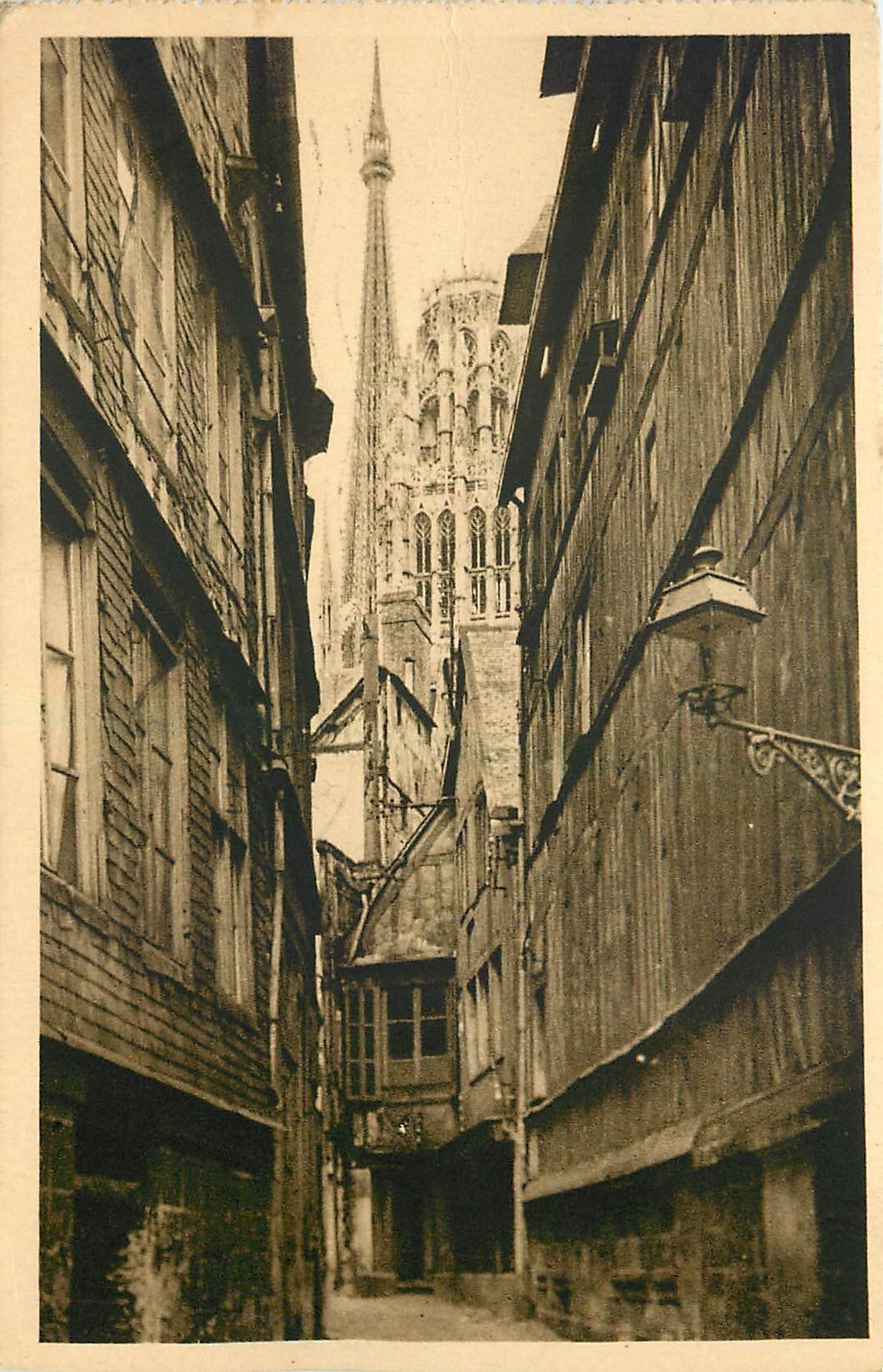 CPA Rouen Vieille Rue Au fond la Cathedrale 