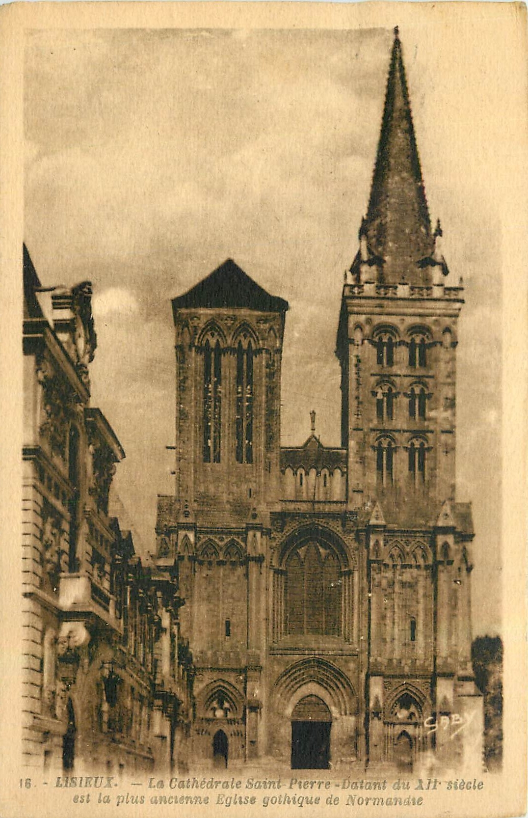 Lisieux — La Cathédrale Saint-Pierre datant du XIIIe siècle — Édition Gaby