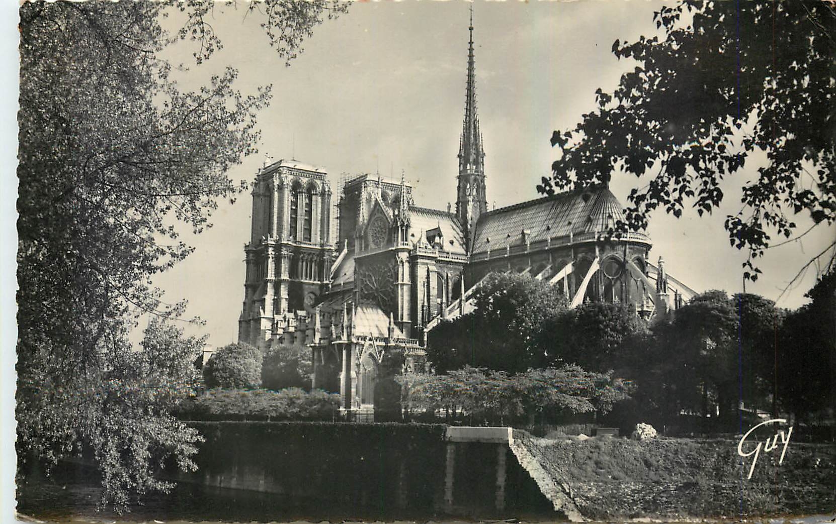 CPA Paris et ses Merveilles La Cathedrale Notre Dame vue du sud est 