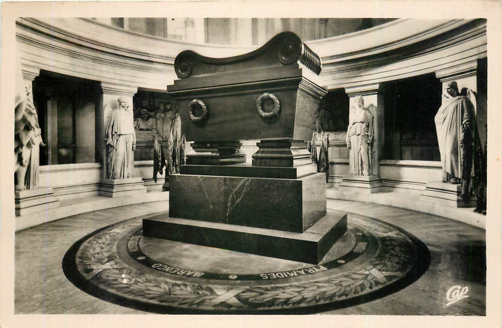 CPA Paris Le Tombeau de Napoleon I 