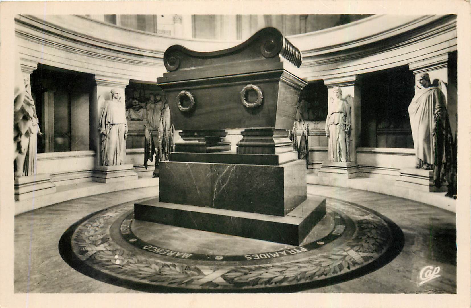 CPA Paris Le Tombeau de Napoleon I 