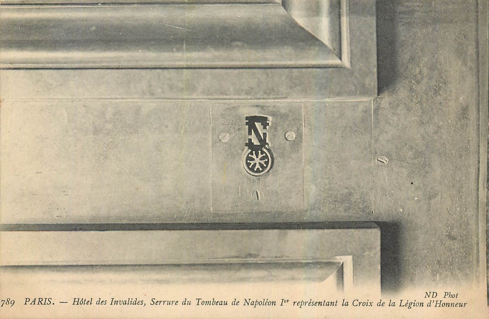 CPA Paris Hotel des Invalides Serrure du Tombeau de Napoleon I representant la Croix de la Legion d'