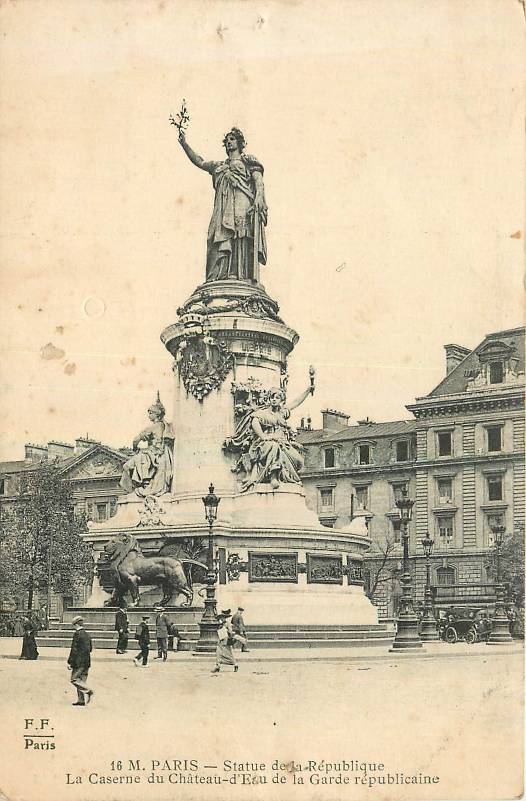 CPA Paris Statue de la Republique La Caserne du Chateau d'Eau de la Garde republicaine lion