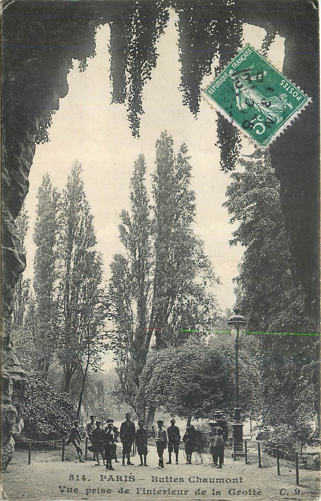 CPA Paris Buttes Chaumont Vue prise de l'Interieur de la Grotte 