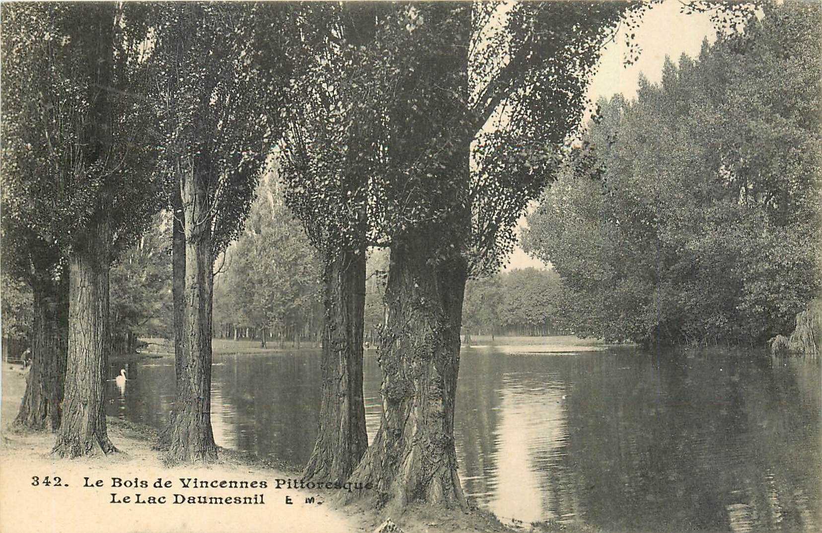 CPA Le Bois de Vincennes Pittoresque Le Lac Daumesnil 
