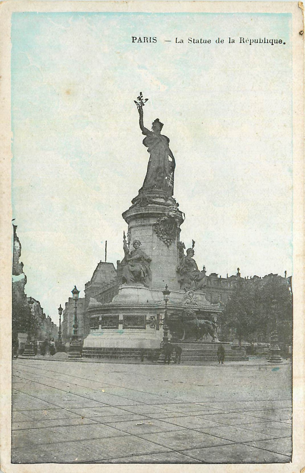 CPA Paris La Statue de la Republique 