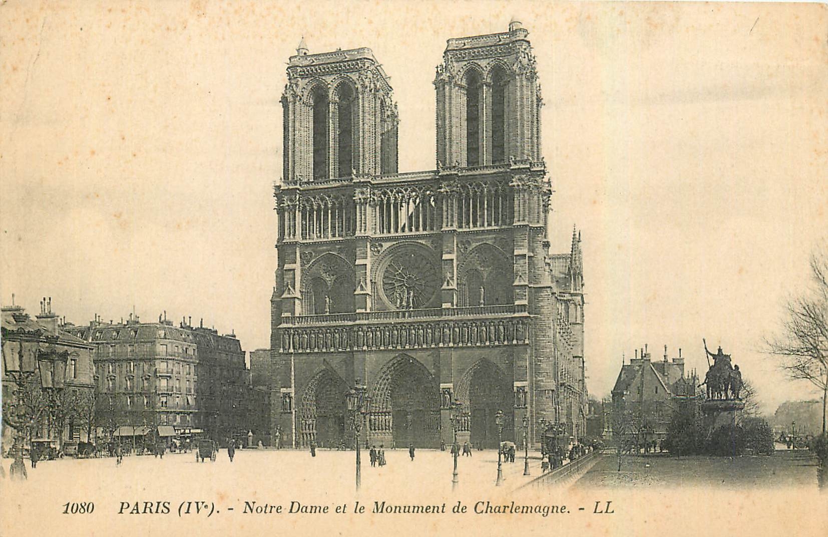 CPA Paris Notre Dame et le Monument de Charlemagne 