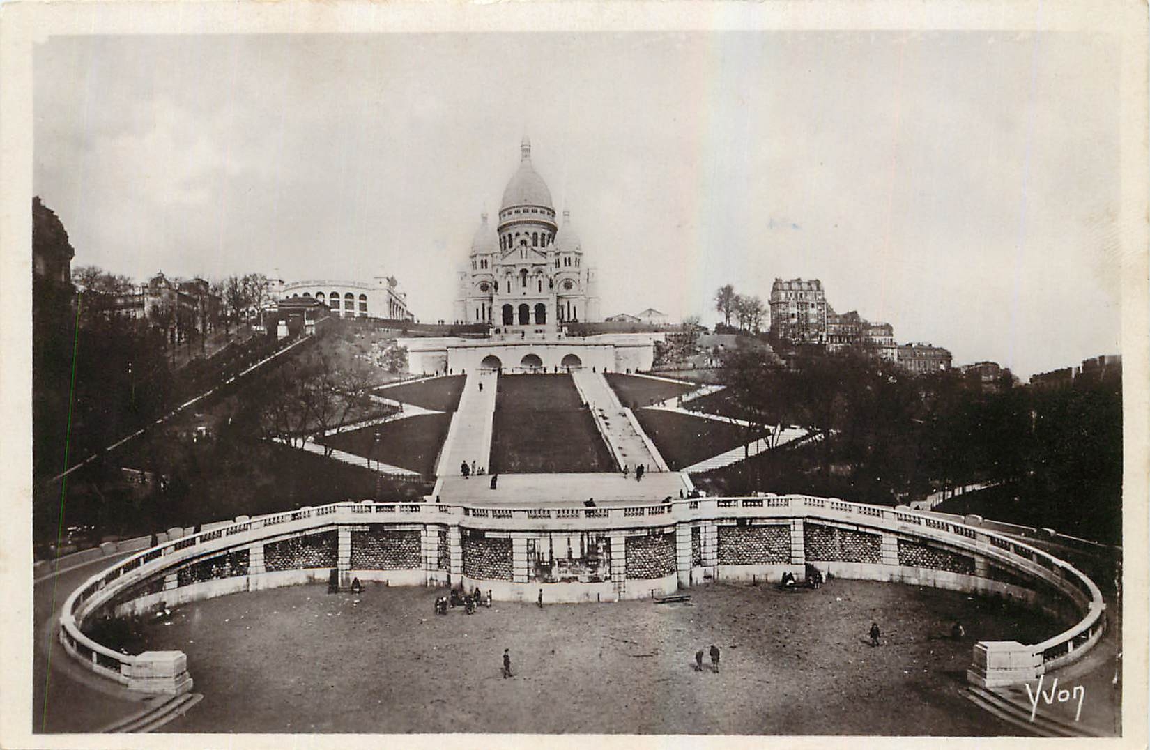 CPA Paris en flanant La Basilique du Sacre Coeur et l'Escalier monumental 