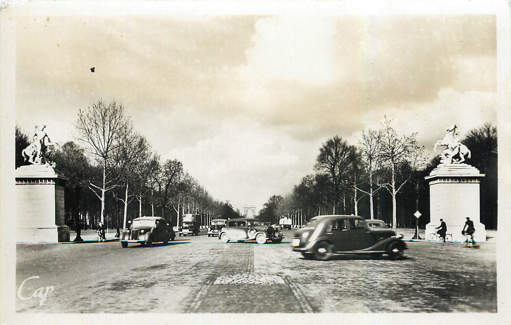 CPA Paris Avenue des Champs Elysees Automobile