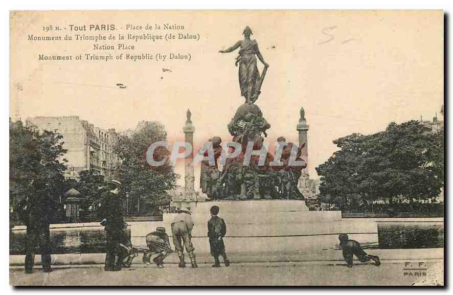CPA Tout Paris Place de la Nation Monument du Triomphe de la Republique de Dalou Enfants Lion