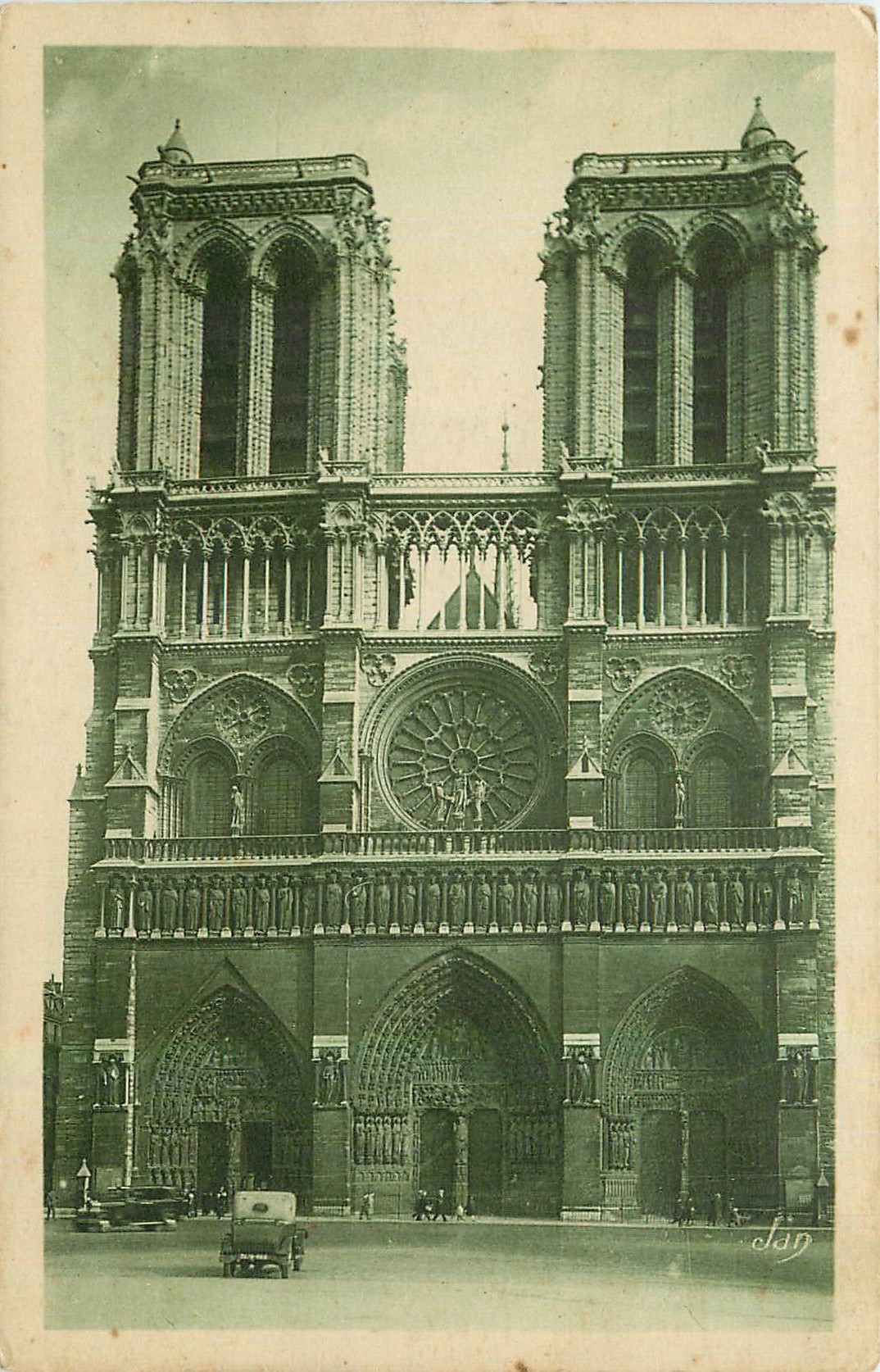 CPA Paris La Cathedrale Notre Dame 