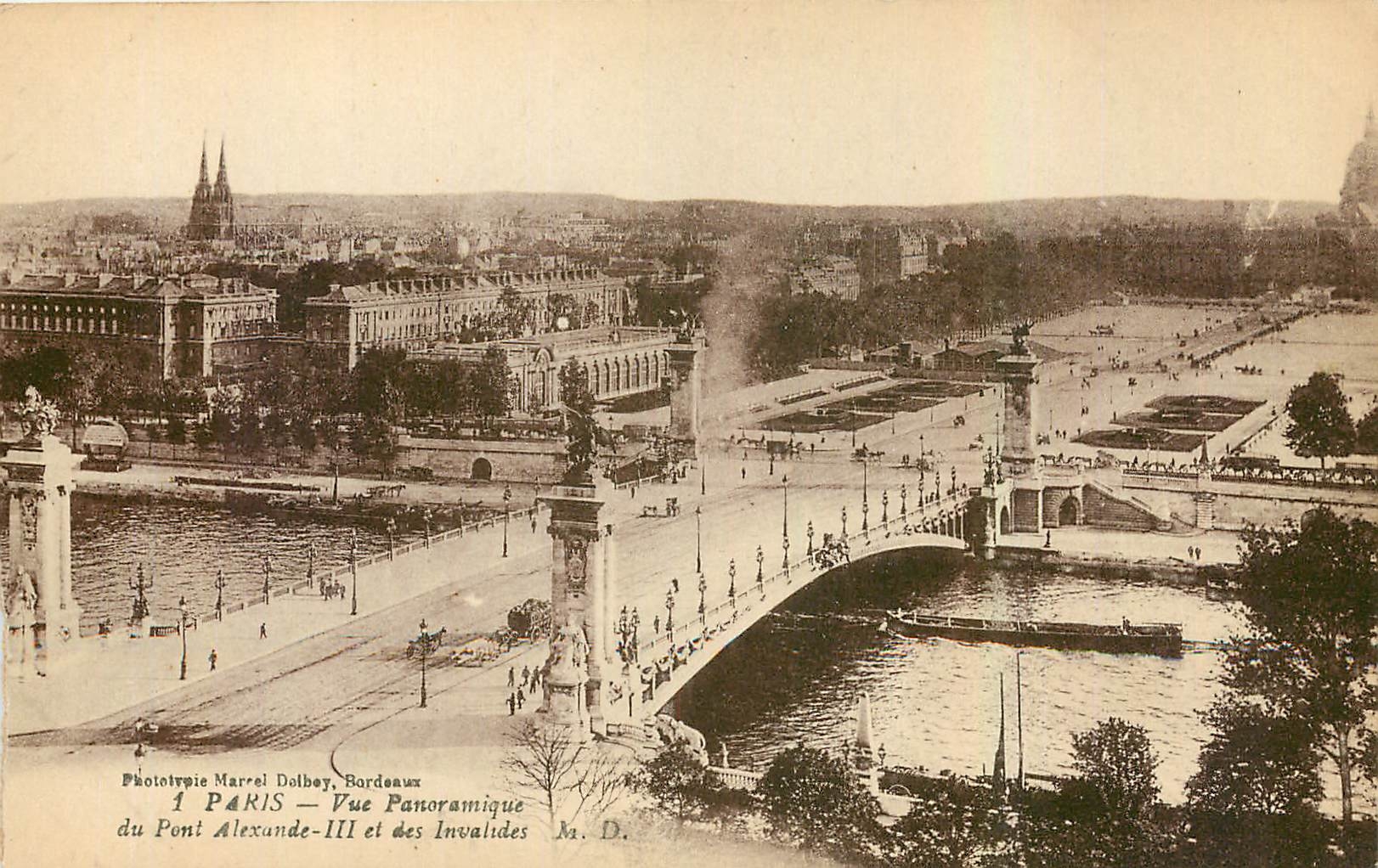 CPA Paris Vue panoramique du Pont Alexandre III et des Invalides 