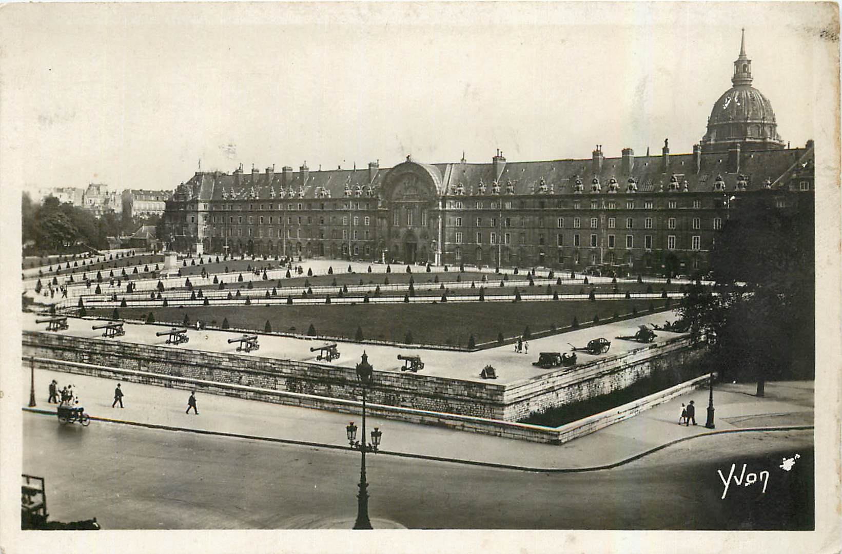 CPA Paris en flanant L'Hotel des Invalides vu de l'Esplanade 