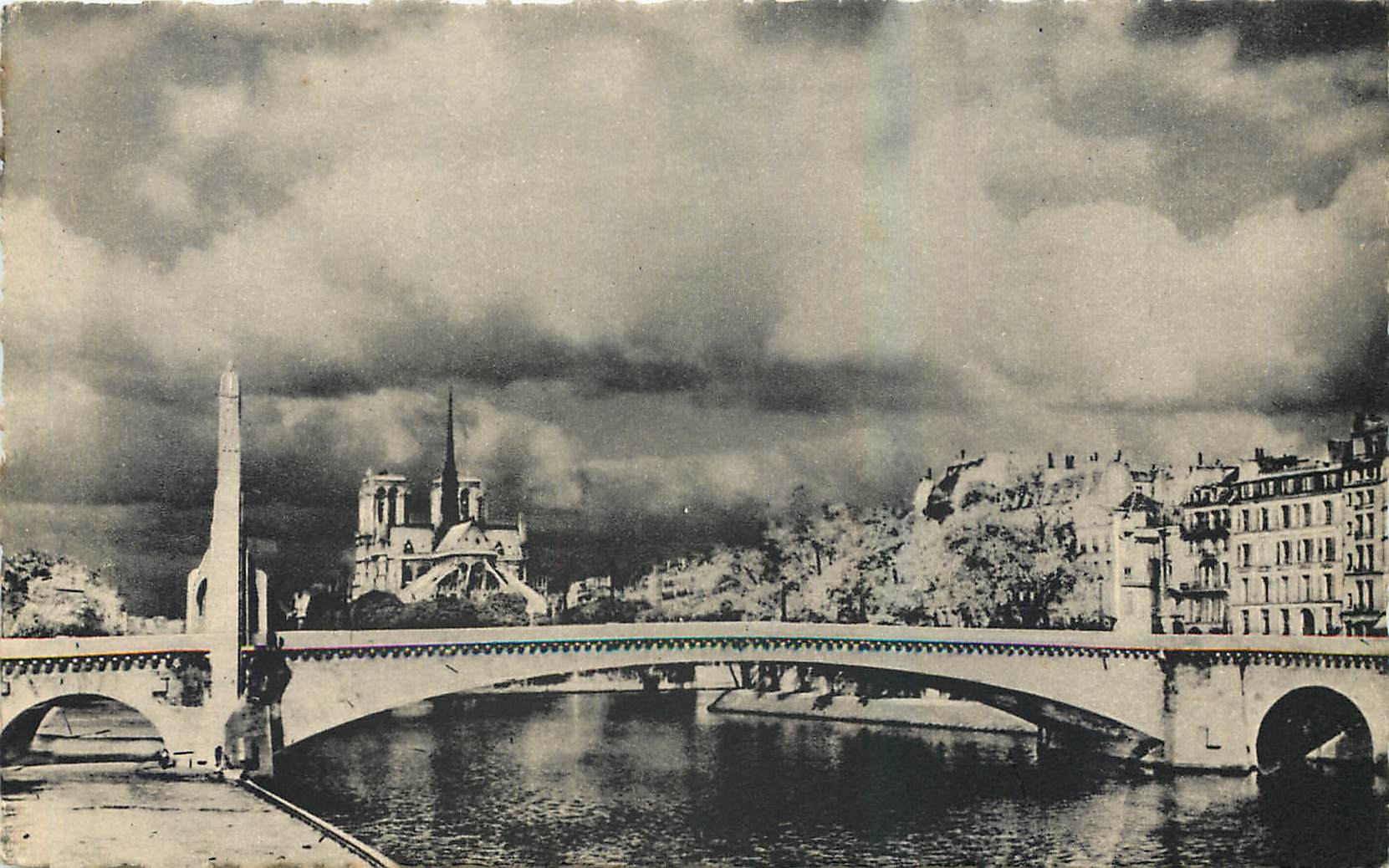 CPA Paris Notre Dame sous un ciel d'orage 