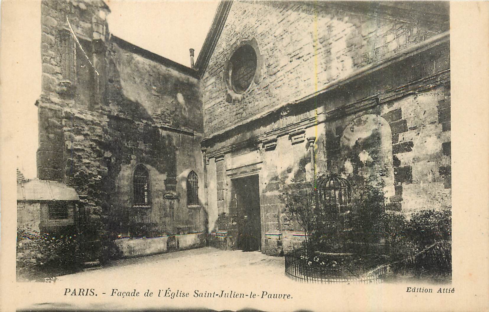 CPA Paris Facade de l'Eglise Saint Julien le Pauvre 