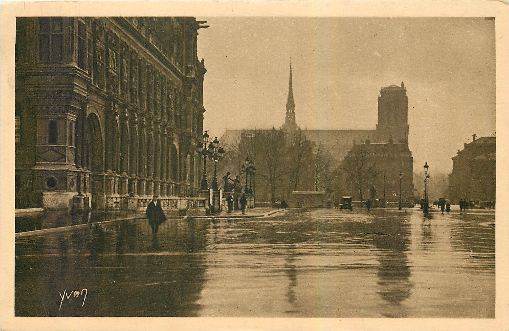CPA Paris Place de l'Hotel de Ville un jour de pluie 